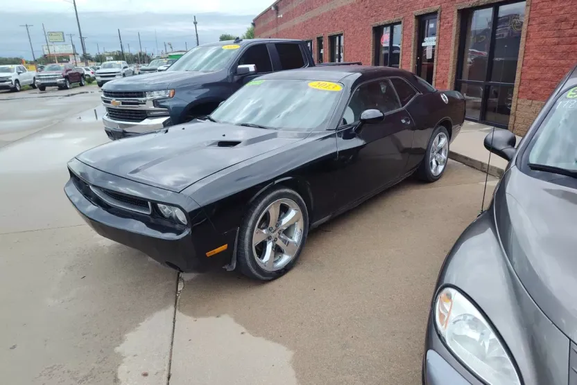 2013 Dodge Challenger SXT photo 1