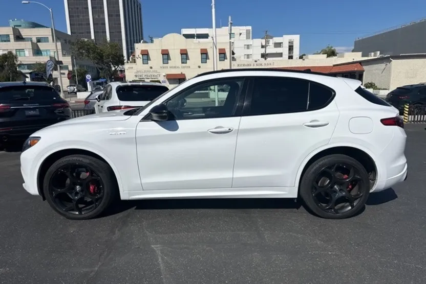 2022 Alfa Romeo Stelvio Ti Sport photo 1