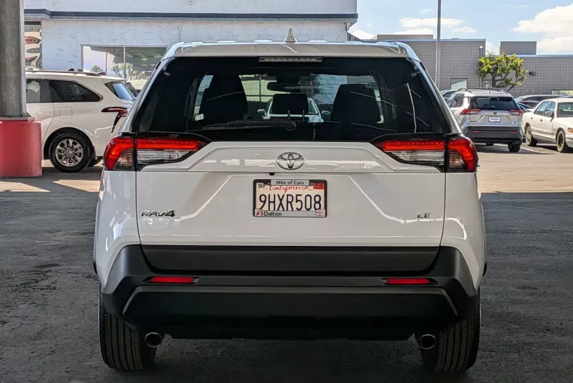 2023 Toyota RAV4 LE photo 1
