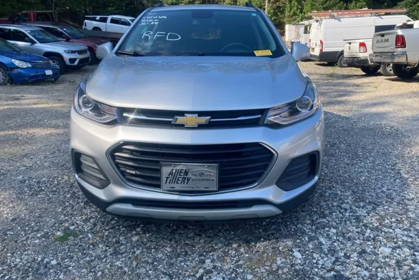 2022 Chevrolet Trax LT photo 1