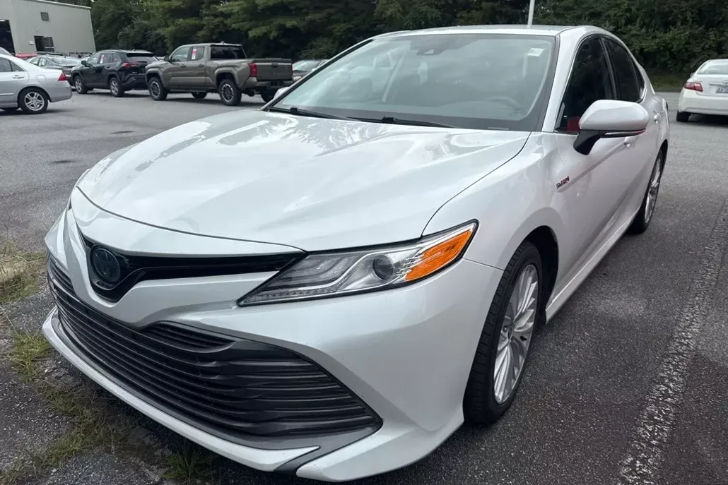 2020 Toyota Camry Hybrid XLE photo 1