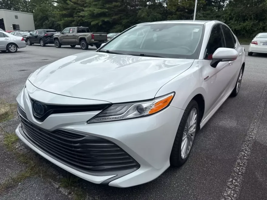 2020 Toyota Camry Hybrid XLE photo 1