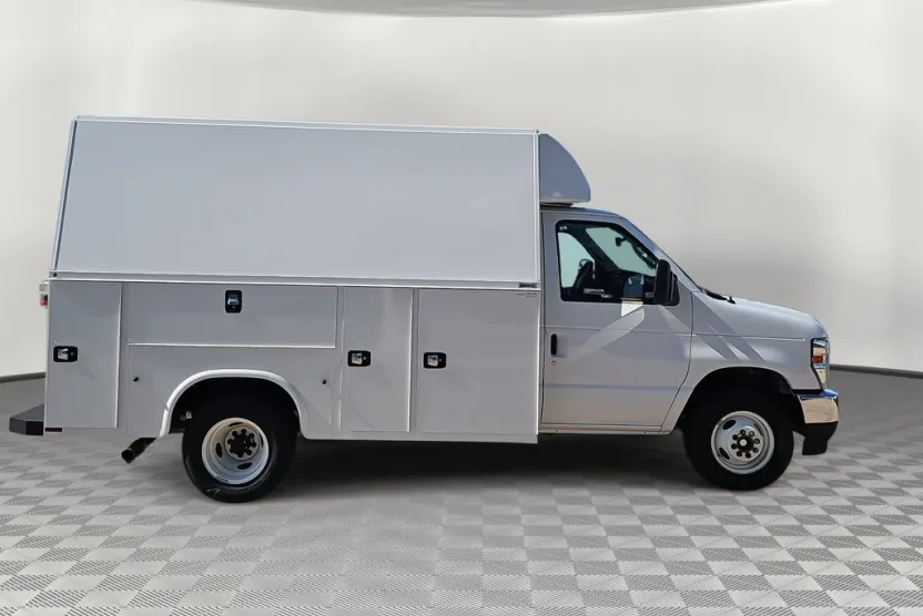 2025 Ford E-350 photo 1