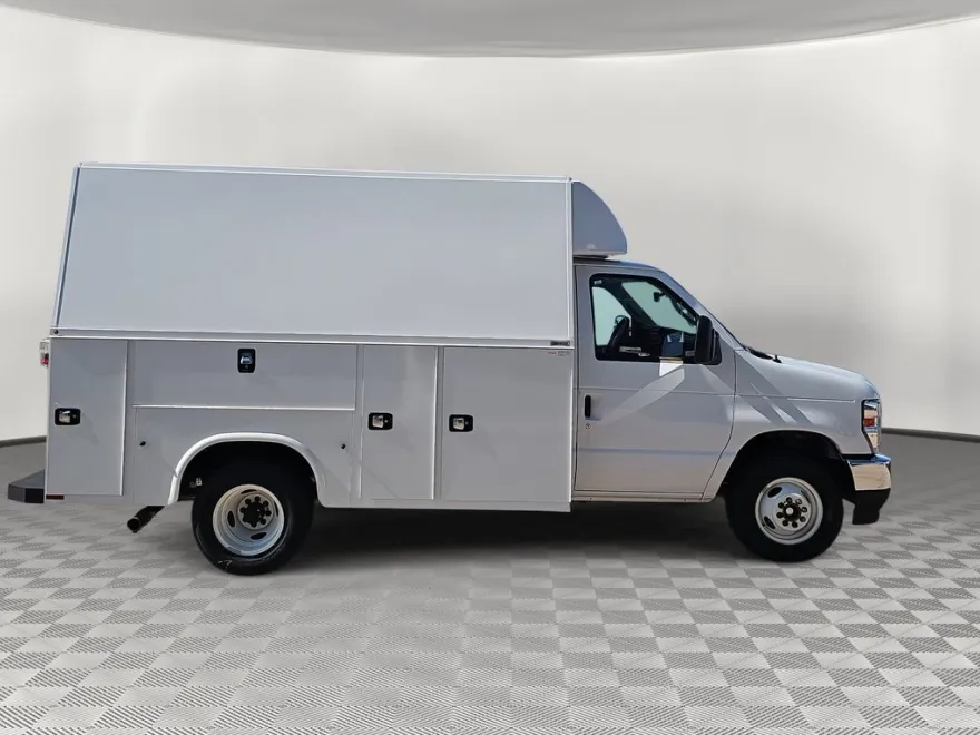 2025 Ford E-350 photo 1