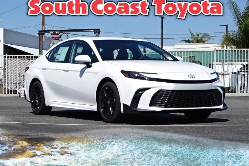 2025 Toyota Camry SE photo 1