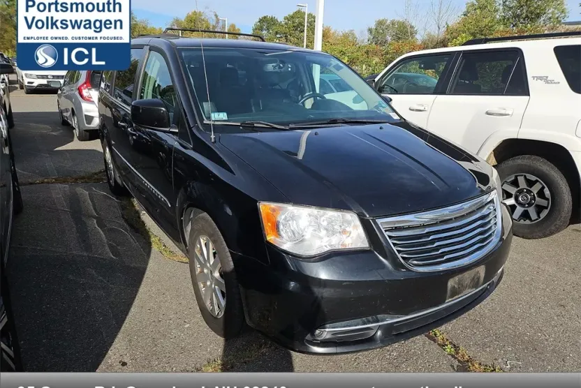 2014 Chrysler Town & Country Touring photo 1