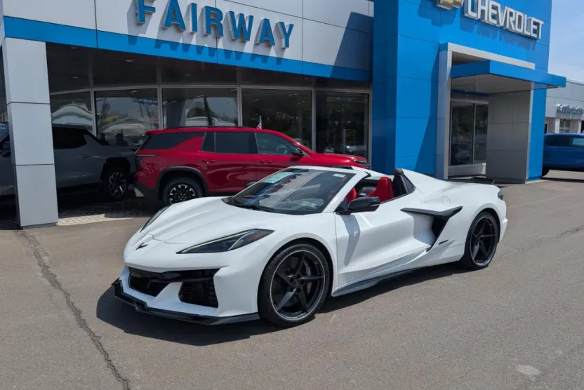 2025 Chevrolet Corvette E-Ray 2LZ Convertible photo 1