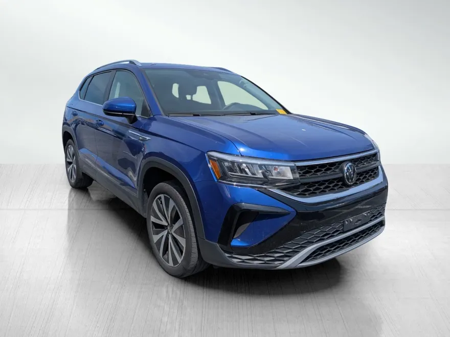 2024 Volkswagen Taos SE photo 1