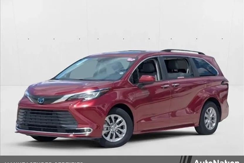 2022 Toyota Sienna XLE photo 1