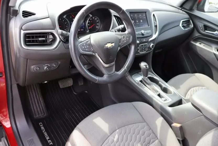 2020 Chevrolet Equinox LT photo 1