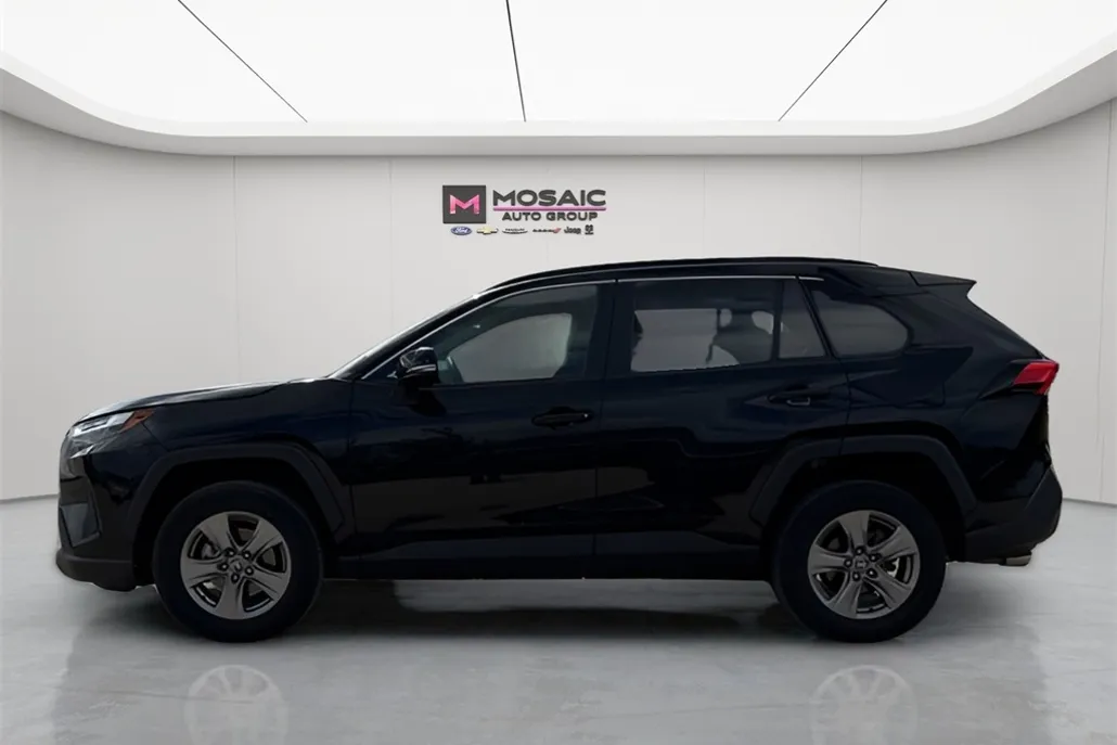 2022 Toyota RAV4 XLE photo 1