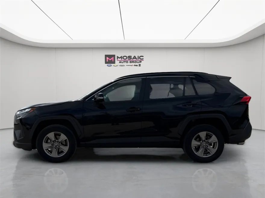 2022 Toyota RAV4 XLE photo 1