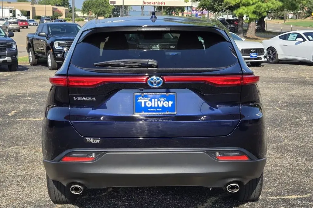 2023 Toyota Venza LE photo 1