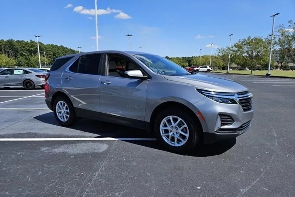 2024 Chevrolet Equinox LT photo 1