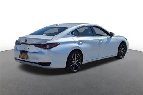 2023 Lexus ES 300h photo 3