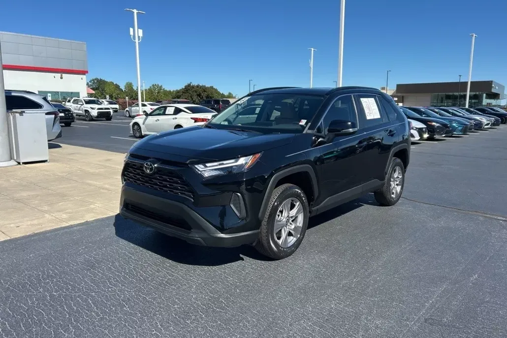 2023 Toyota RAV4 XLE photo 1
