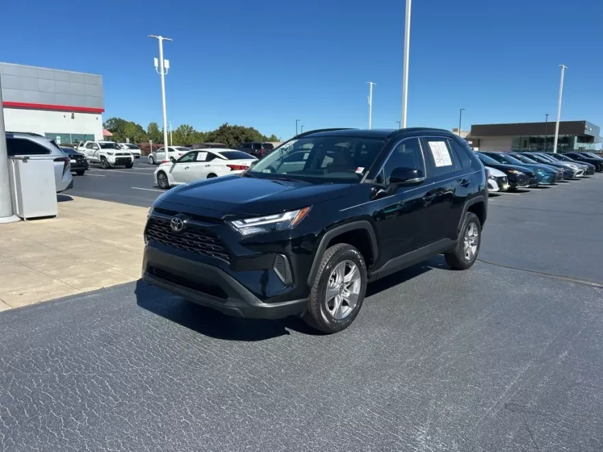 2023 Toyota RAV4 XLE photo 1