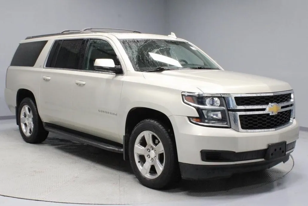 2016 Chevrolet Suburban LT photo 1