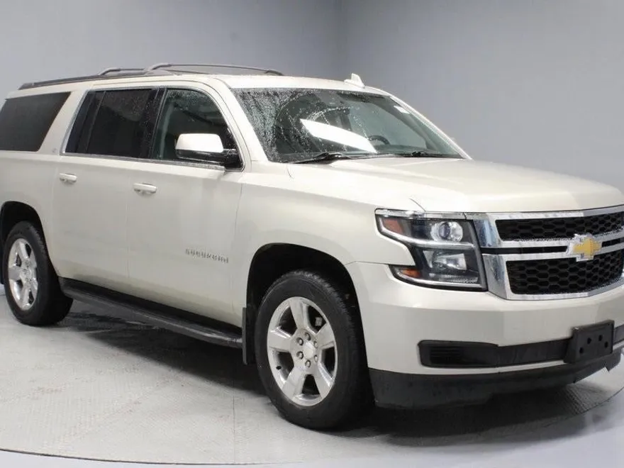 2016 Chevrolet Suburban LT photo 1