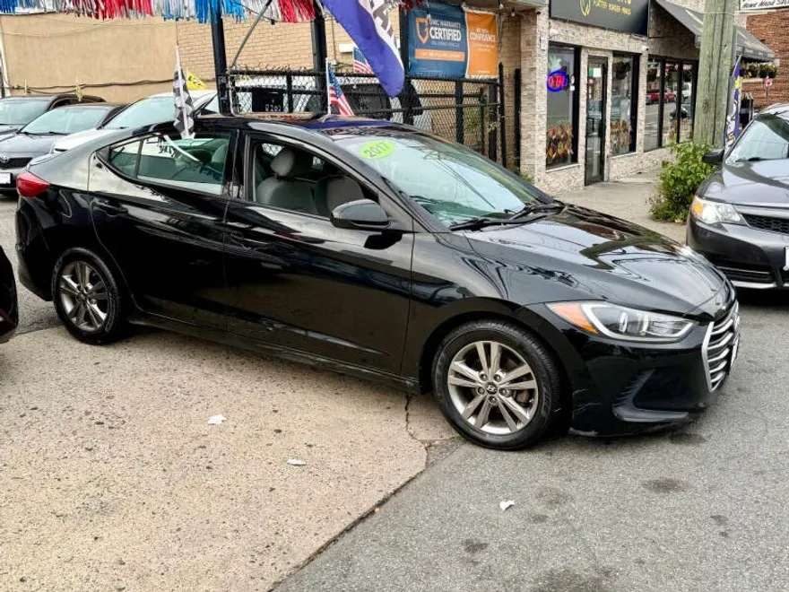 2017 Hyundai Elantra SE photo 1