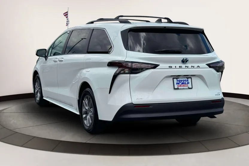 2023 Toyota Sienna LE photo 1