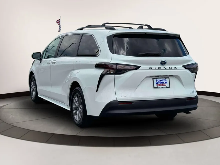 2023 Toyota Sienna LE photo 1