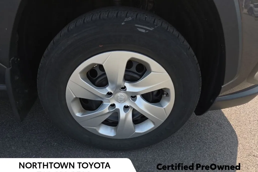2023 Toyota RAV4 LE photo 1