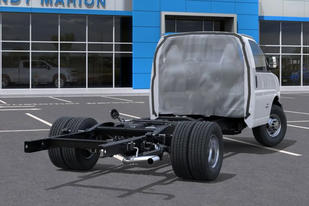 2025 Chevrolet Express Cutaway photo 1