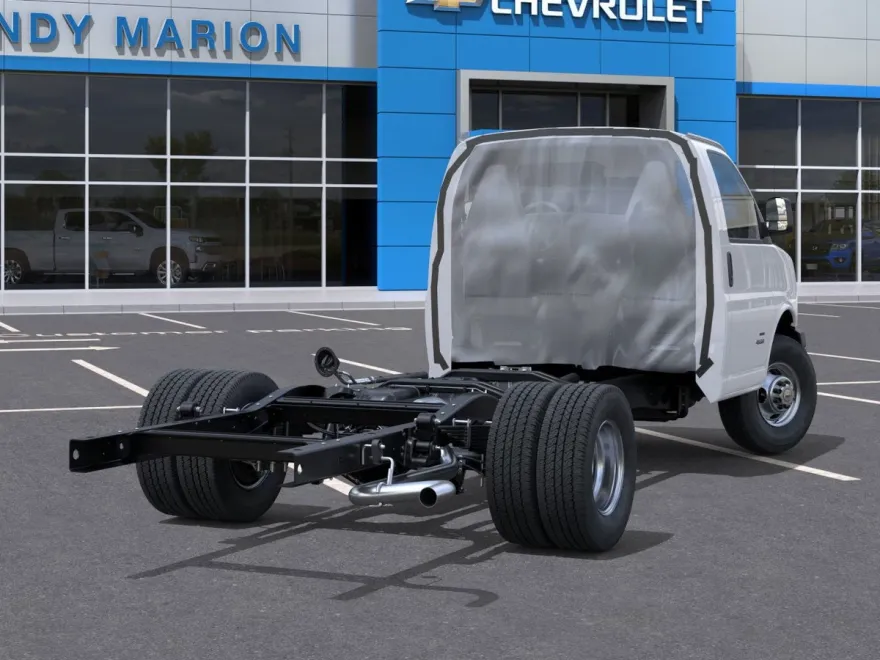 2025 Chevrolet Express Cutaway photo 1