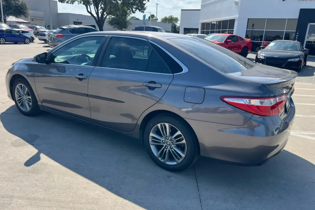 2016 Toyota Camry SE photo 1
