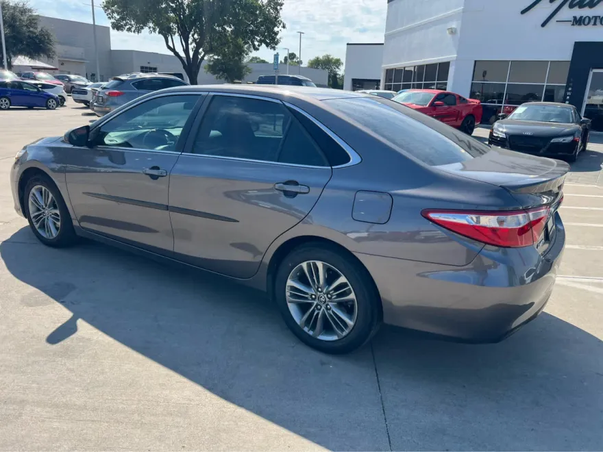 2016 Toyota Camry SE photo 1