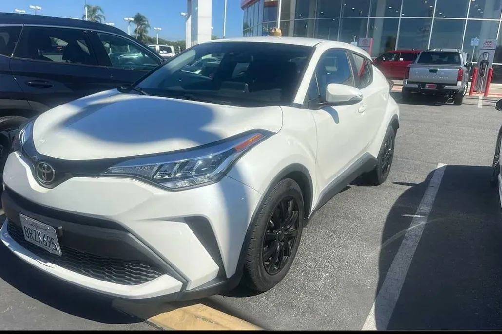 2020 Toyota C-HR LE photo 1