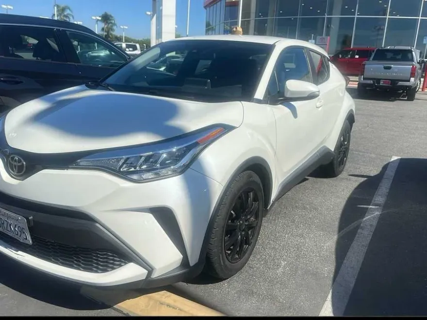 2020 Toyota C-HR LE photo 1