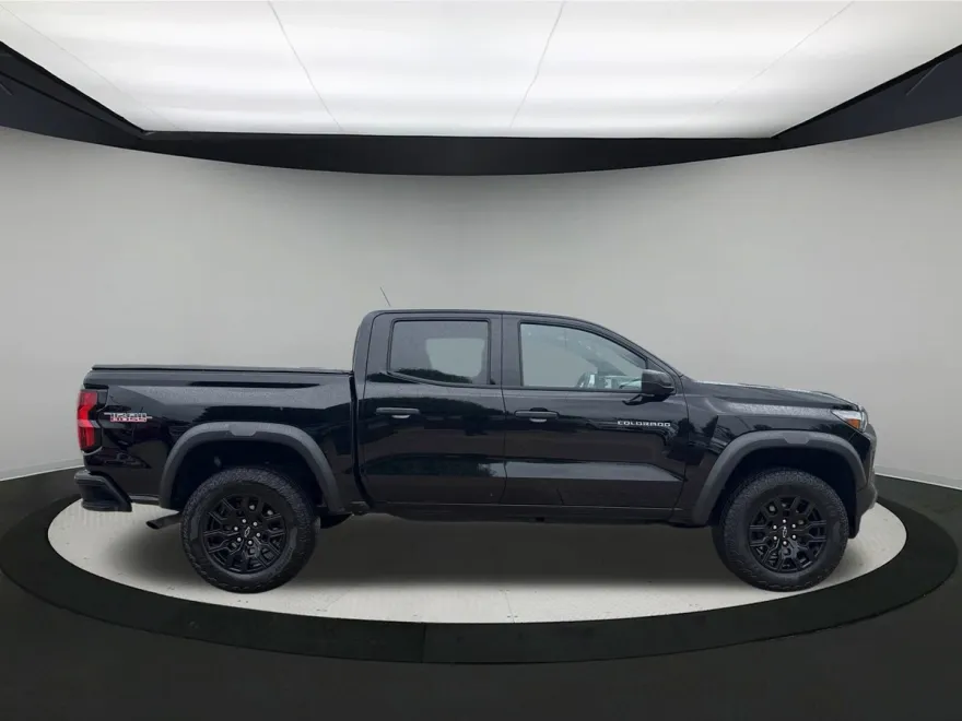 2024 Chevrolet Colorado Trail Boss photo 1