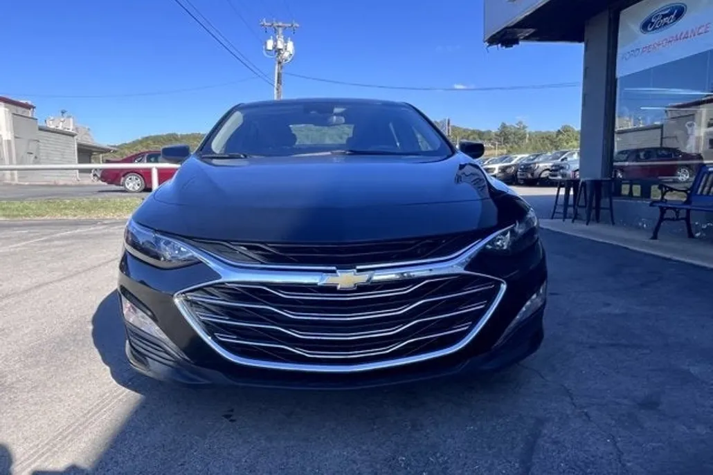 2024 Chevrolet Malibu 1LT photo 1