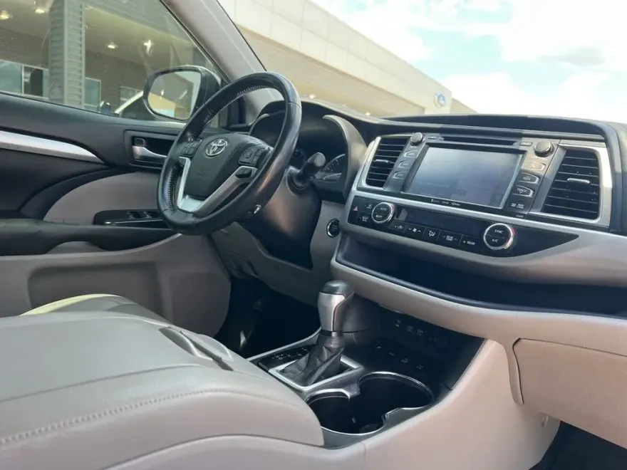 2019 Toyota Highlander XLE photo 1