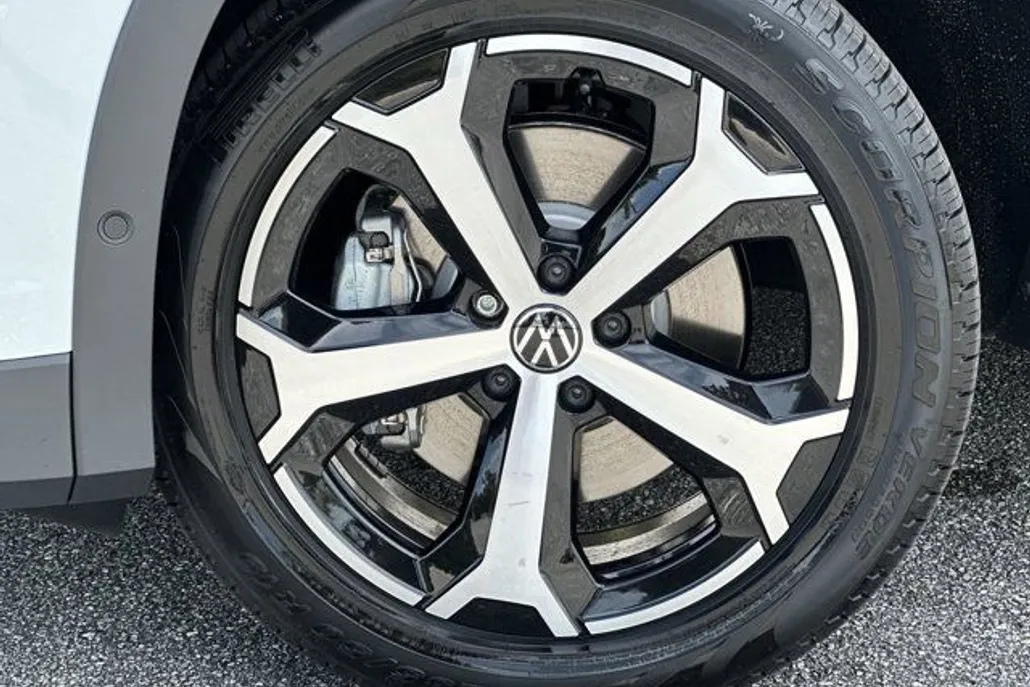 2025 Volkswagen Tiguan SE photo 1
