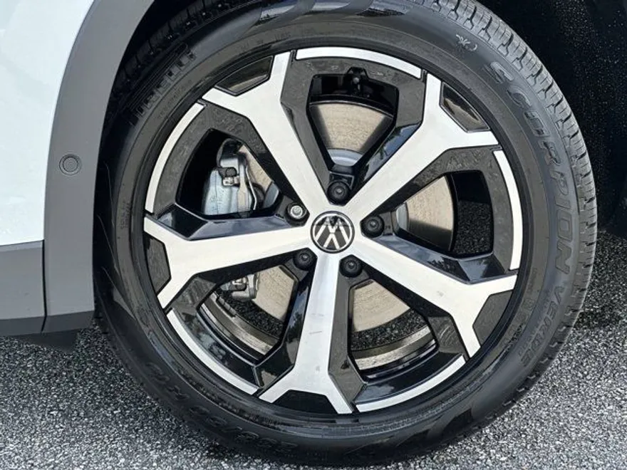 2025 Volkswagen Tiguan SE photo 1