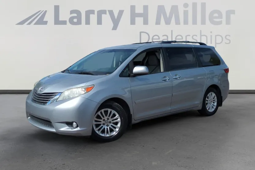 2017 Toyota Sienna XLE photo 1