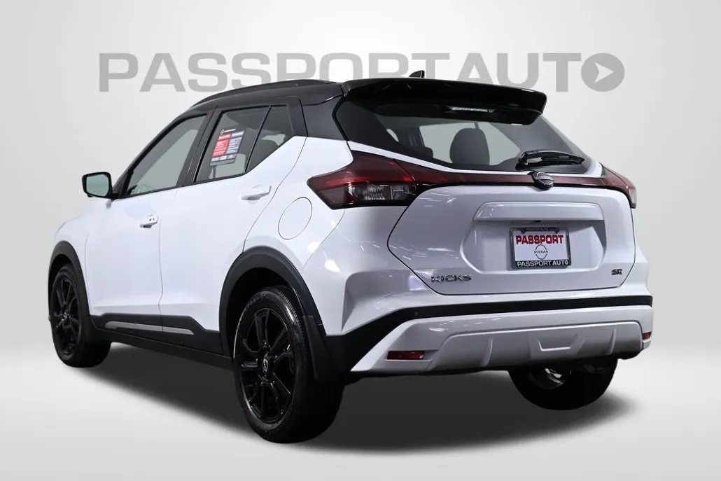 2023 Nissan Kicks SR photo 1
