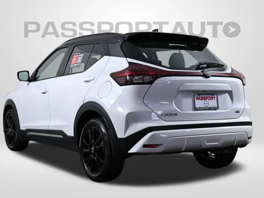 2023 Nissan Kicks SR photo 1