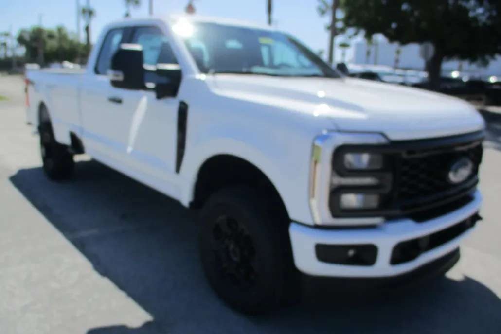 2025 Ford F-350 photo 1