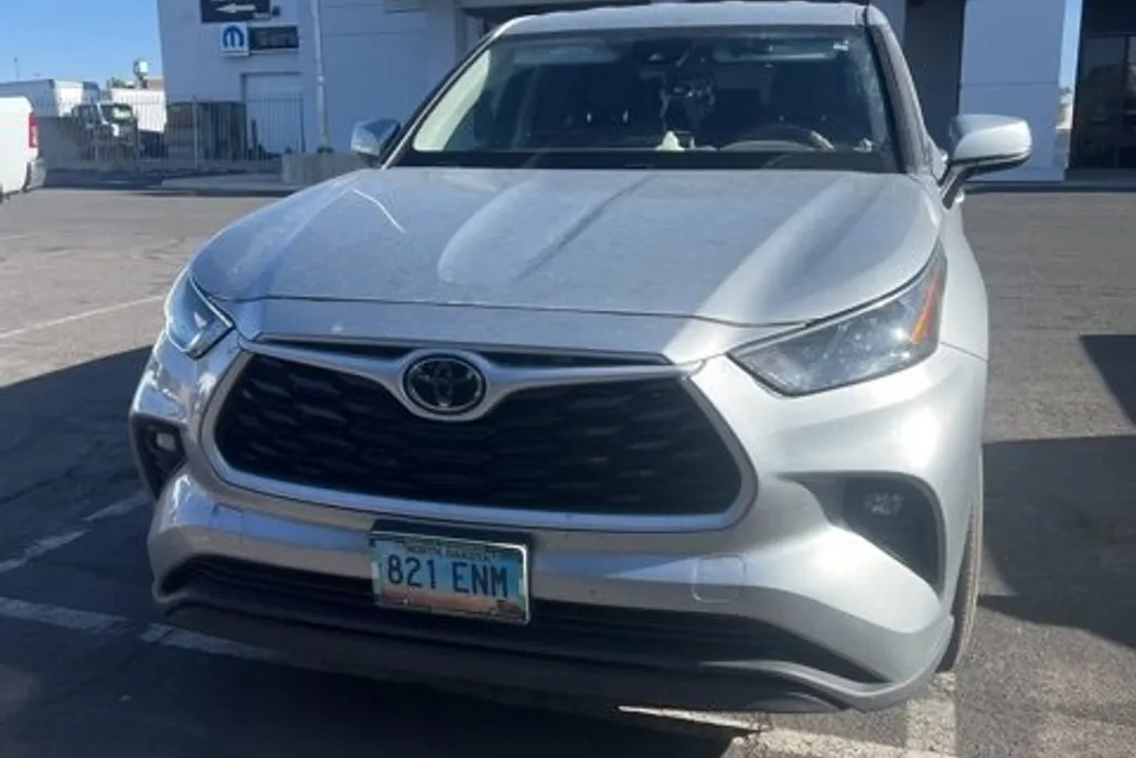 2023 Toyota Highlander L photo 1