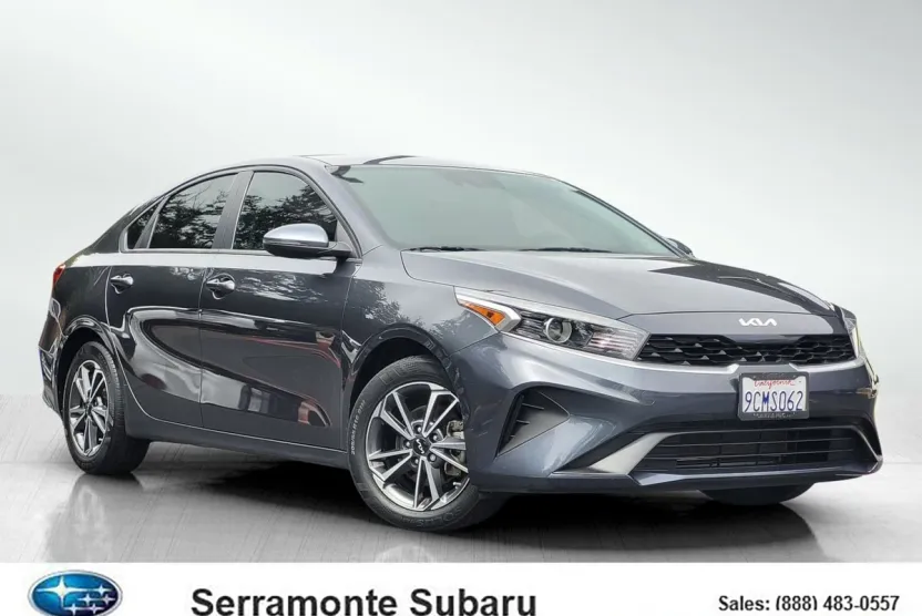 2023 Kia Forte LXS photo 1