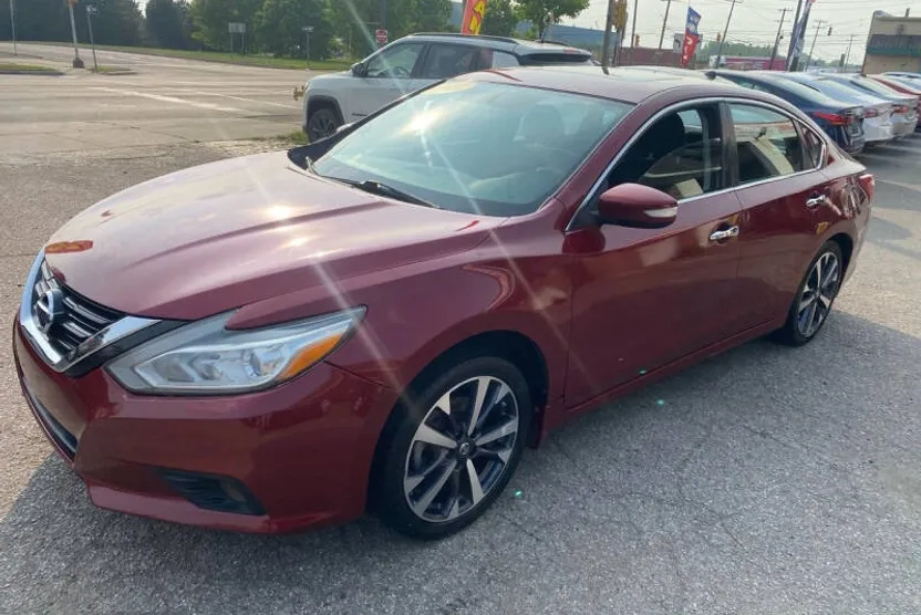 2017 Nissan Altima 2.5 SV photo 1