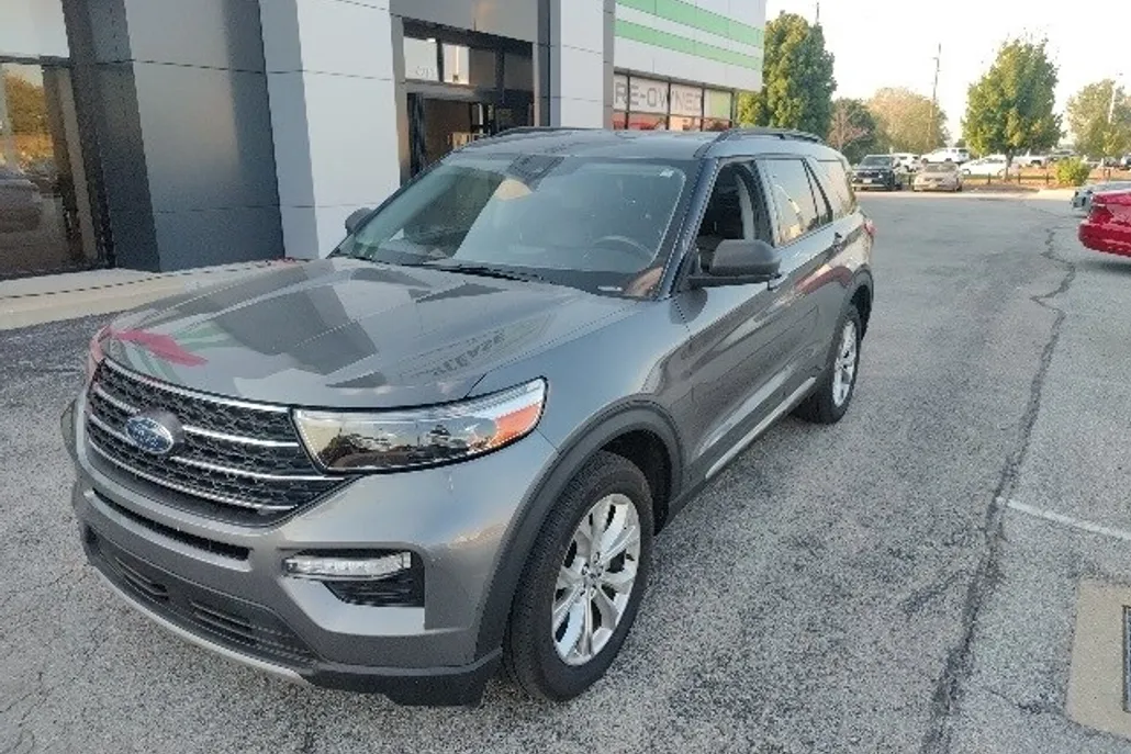 2023 Ford Explorer XLT photo 1
