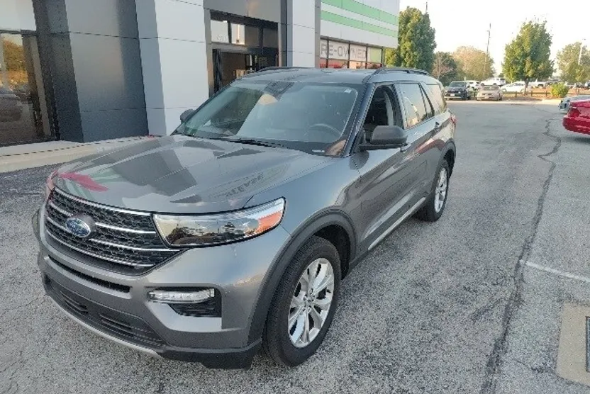 2023 Ford Explorer XLT photo 1