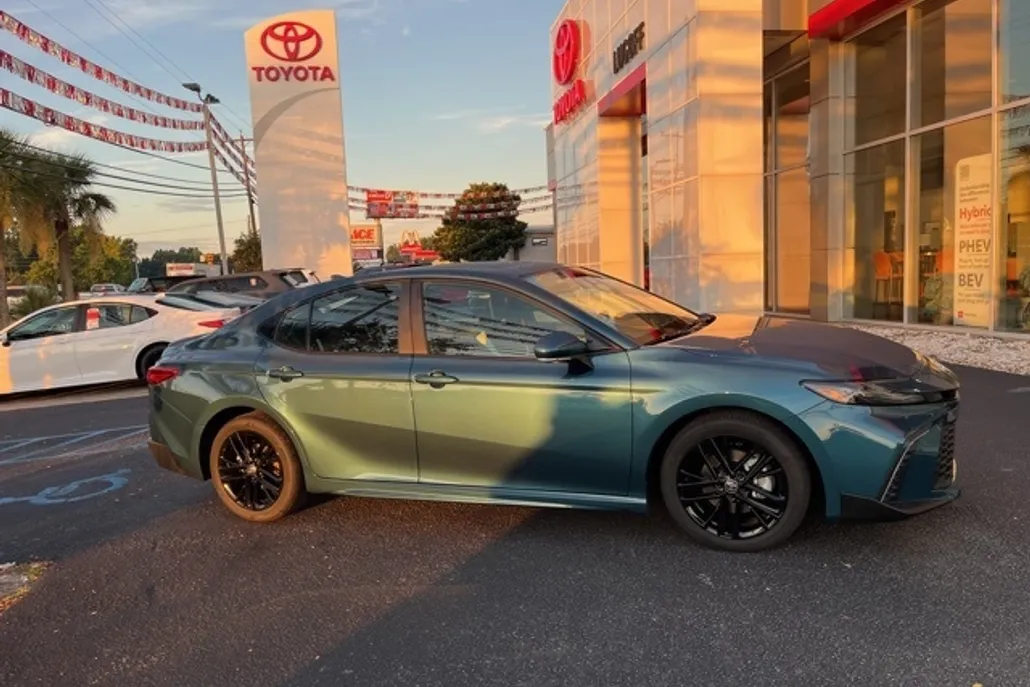 2025 Toyota Camry SE photo 1