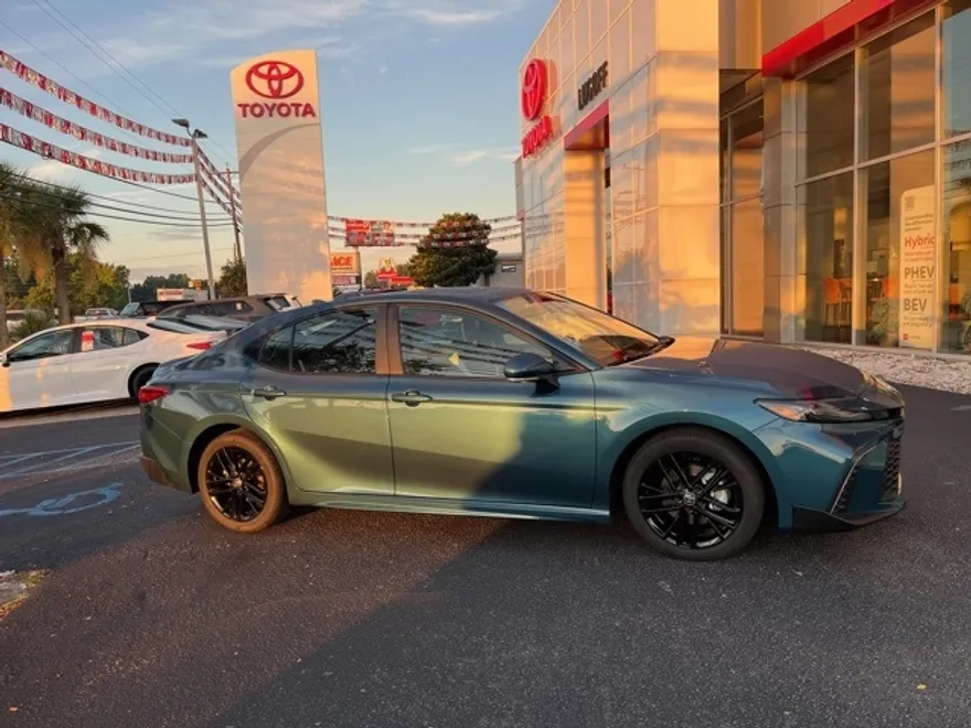 2025 Toyota Camry SE photo 1
