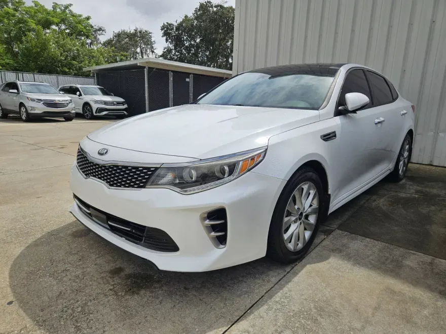 2017 Kia Optima EX photo 1